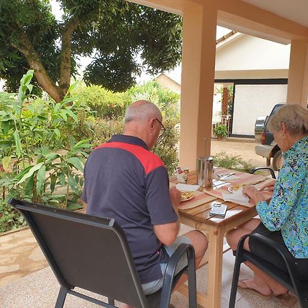 Alison & Dave'S Guesthouse Entebbe Dış mekan fotoğraf
