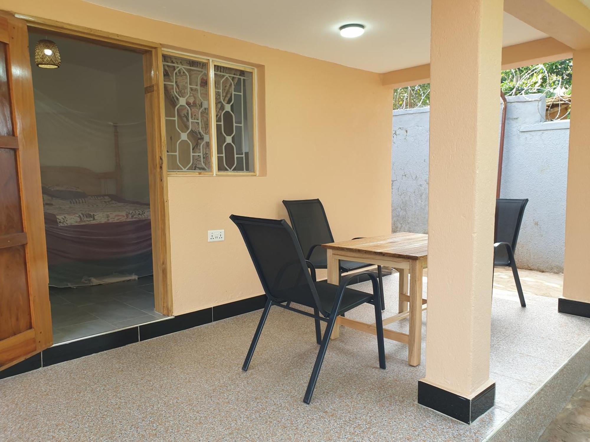 Alison & Dave'S Guesthouse Entebbe Dış mekan fotoğraf